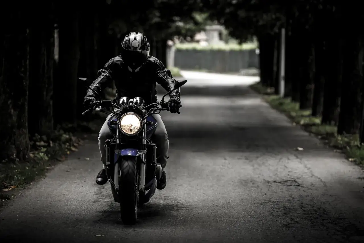 Motocykl 125 cm3 na placu manewrowym